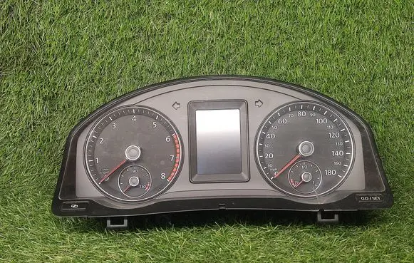 Volkswagen Scirocco Speedometer (instrument cluster) 1K8920962 3C8035195