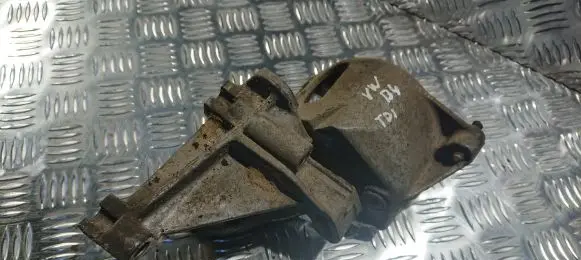 Volkswagen PASSAT B4 Power steering pump mounting bracket 