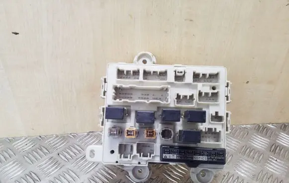 Toyota Previa (XR30, XR40) II Fuse module 8922128040