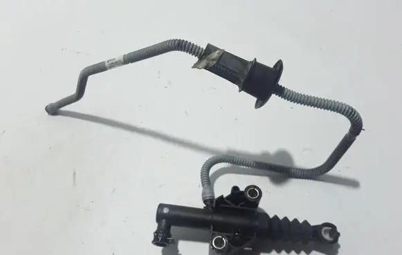 Opel Vivaro Clutch master cylinder 306105588R