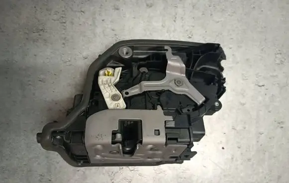 BMW X6 F16 Front door lock 7473143