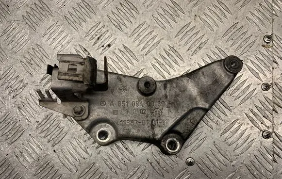 Mercedes-Benz E W212 Engine mounting bracket A6510940039 11387010111