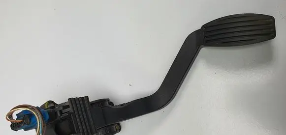 Accelerator throttle pedal