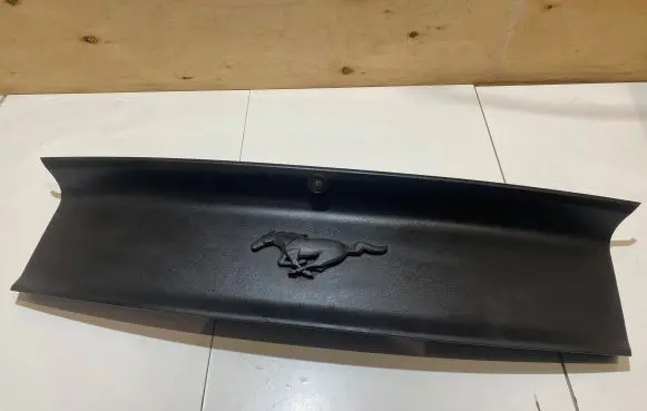Ford Mustang VI Tailgate trim FR3B6343504J
