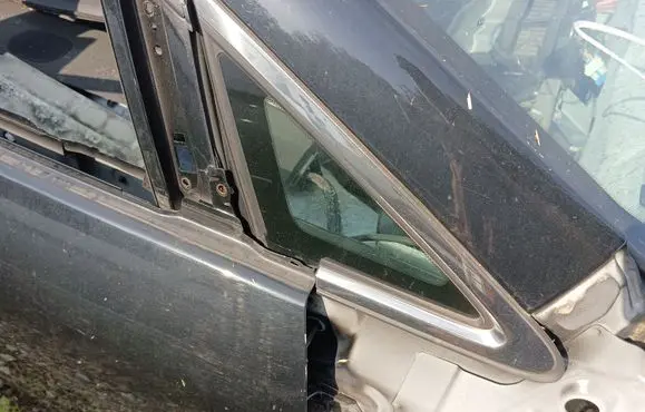 Mazda CX-7 Front triangle window/glass 