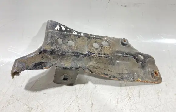 Audi A3 S3 A3 Sportback 8P Front splash guards bracket 8p0821136