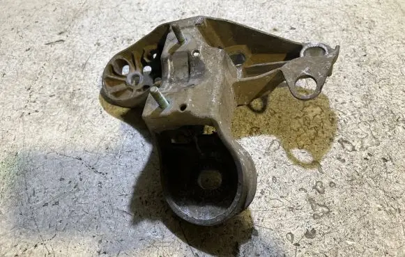Audi A4 S4 B7 8E 8H Engine mounting bracket 8E0199351