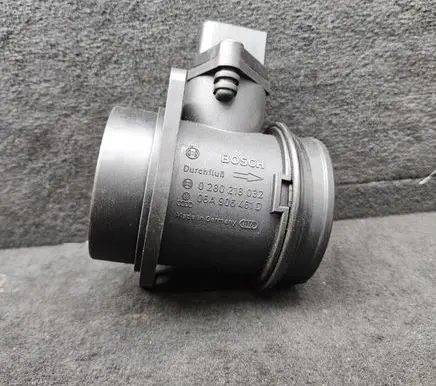 Audi A4 S4 B5 8D Mass air flow meter 06A906461D 0280218032