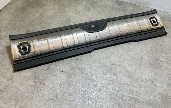 Trunk/boot sill cover protection
