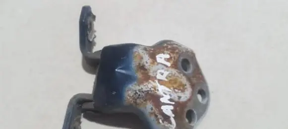 Hyundai Lantra II Front door upper hinge