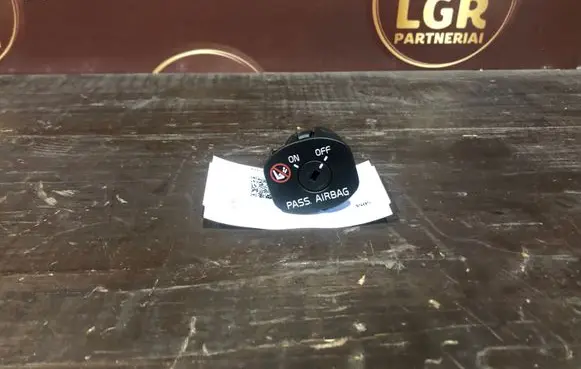 Passenger airbag on/off switch
