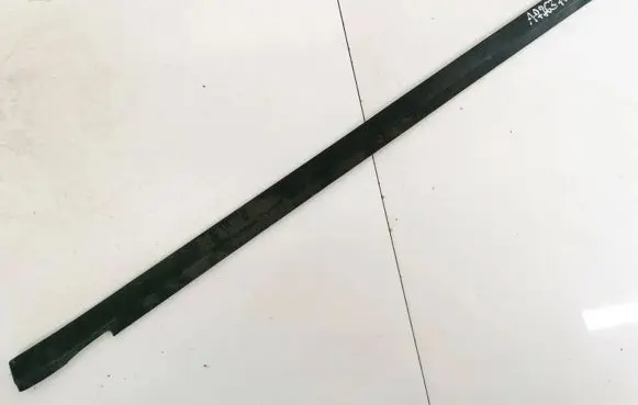 Volkswagen PASSAT B4 Front door glass trim molding 