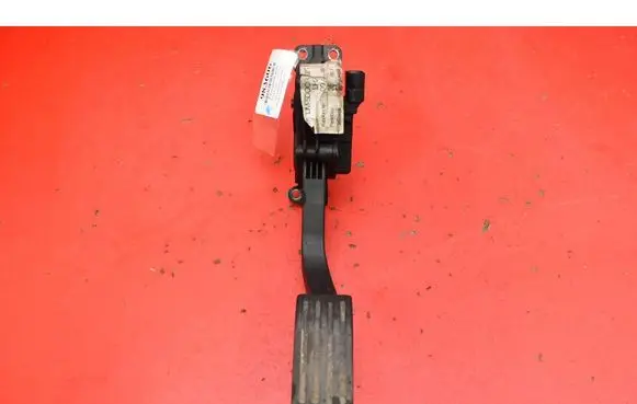 Accelerator throttle pedal