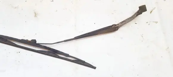 Front wiper blade arm