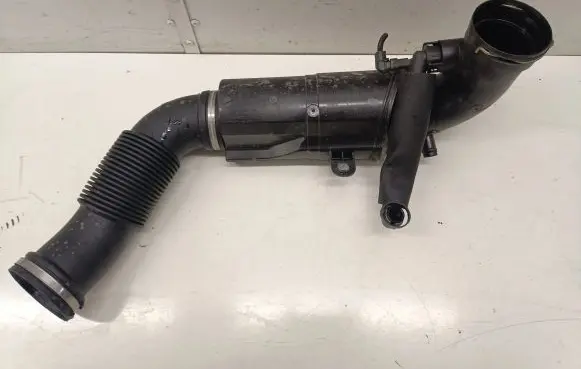 BMW 1 F40 Turbo air intake inlet pipe/hose 8693166