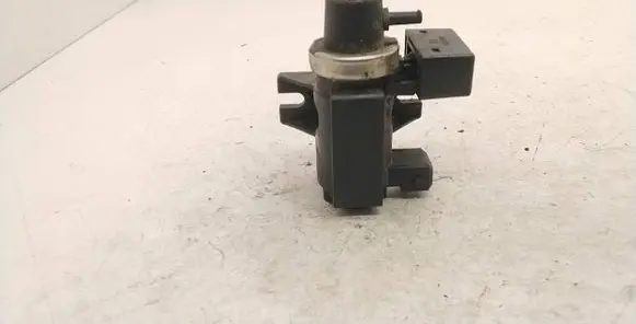 BMW 5 E39 Turbo solenoid valve 72279600 2247906 02T296