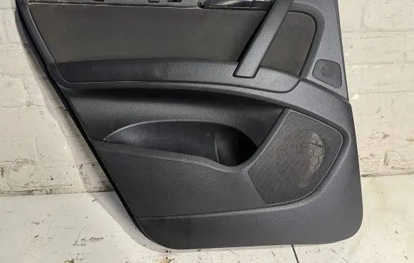 Audi Q7 4L Rear door card panel trim P0110582