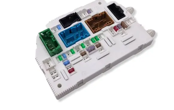 Opel Grandland X Fuse module 9863186680