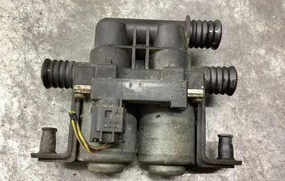 BMW 5 E39 Coolant heater control valve 1147412137 8374995
