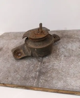 Subaru Impreza I Engine mount bracket
