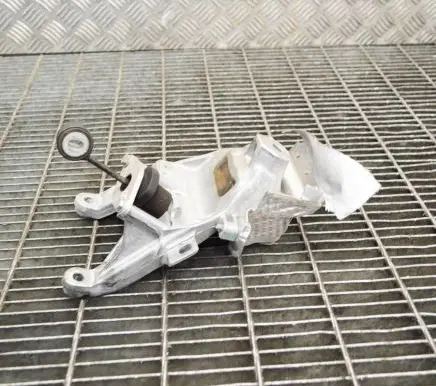 Engine mounting bracket