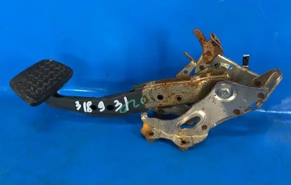 Toyota Prius (XW30) Brake pedal 4711076060
