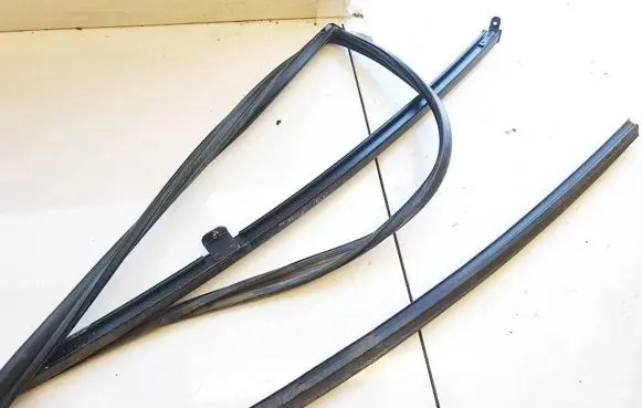Toyota RAV 4 (XA30) Rubber seal front coupe door 