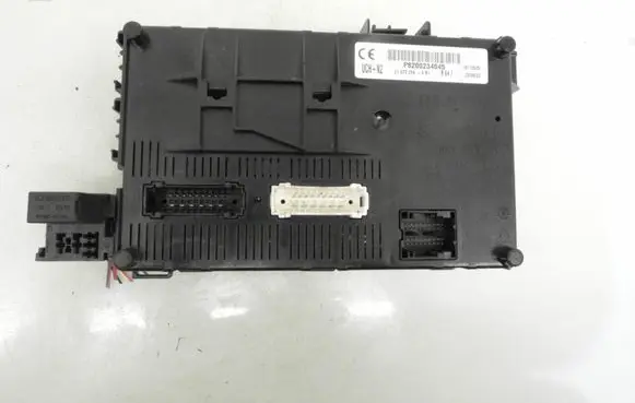 Renault Clio II Central body control module 216702946B1 P8200234045