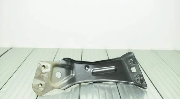 Volkswagen Jetta VI Fender mounting bracket 5C6821138
