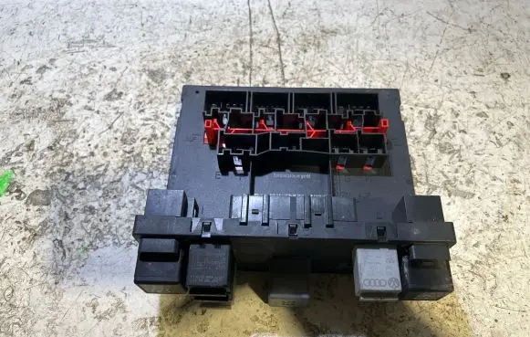 Volkswagen Touran I Fuse module 3C0937049AJ F005V00661 H54S2202