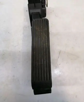 Mercedes-Benz C W203 Accelerator throttle pedal A2033000704 A2033010001 3830