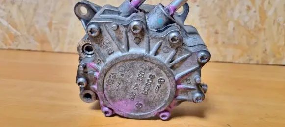 Audi A4 S4 B6 8E 8H Vacuum pump 03g145209