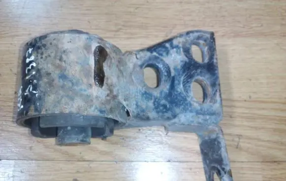 KIA Clarus Engine mount bracket