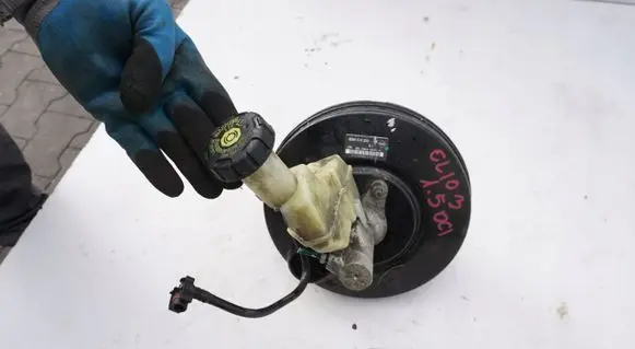 Renault Clio III Brake booster 8200674380