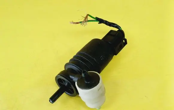 Audi A8 S8 D3 4E Windscreen/windshield washer pump 1J0973722