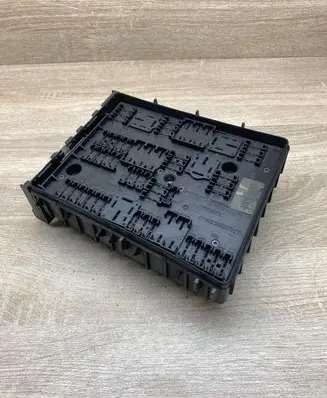 Volkswagen Touran I Fuse module 1K0937124H
