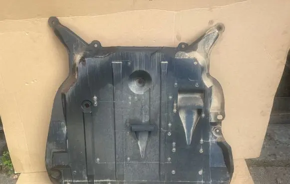 Volvo XC70 Engine splash shield/under tray