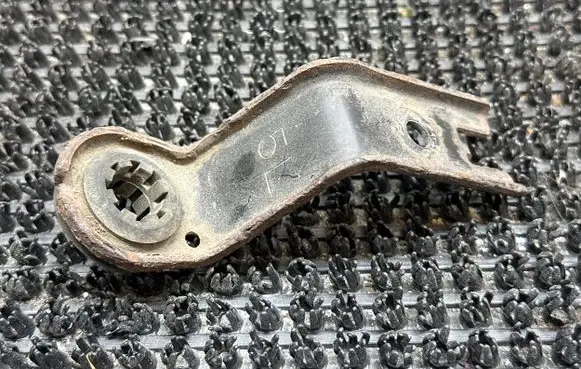 Radiator mount bracket