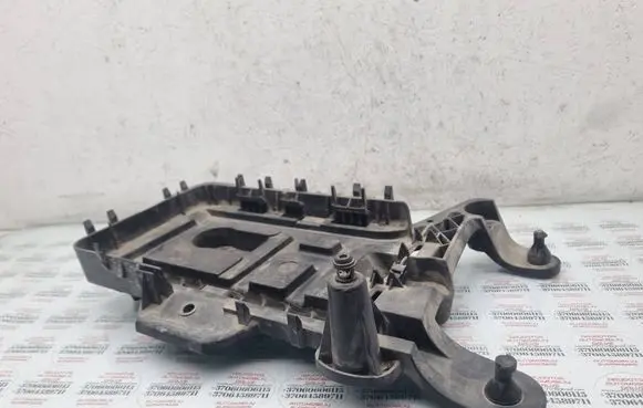 Volkswagen Touran I Battery tray 1K0915333