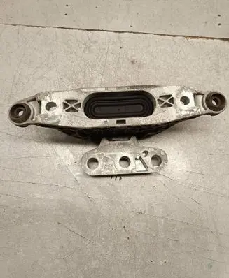 Opel Insignia B Engine mount bracket 84240118