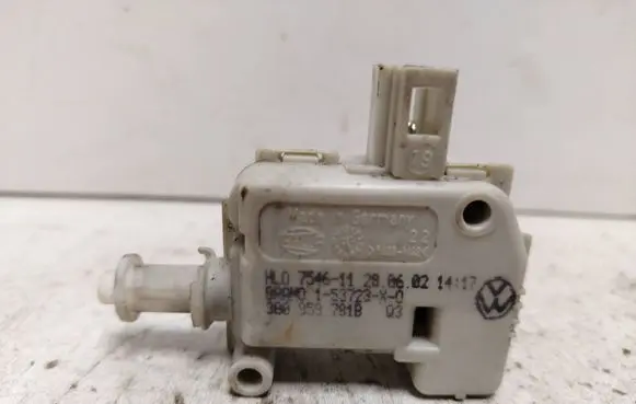 Skoda Octavia Mk1 (1U) Central locking motor 3B0959781B 75461128060 153723X0