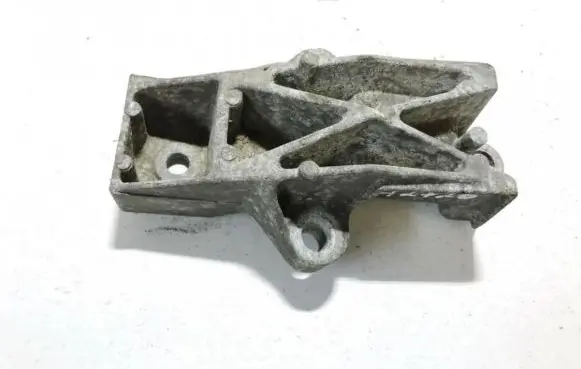 Ford Mondeo MK I Engine mounting bracket