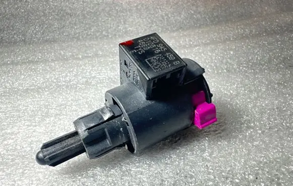 Audi Q7 4L Brake pedal sensor switch 4F0945459B