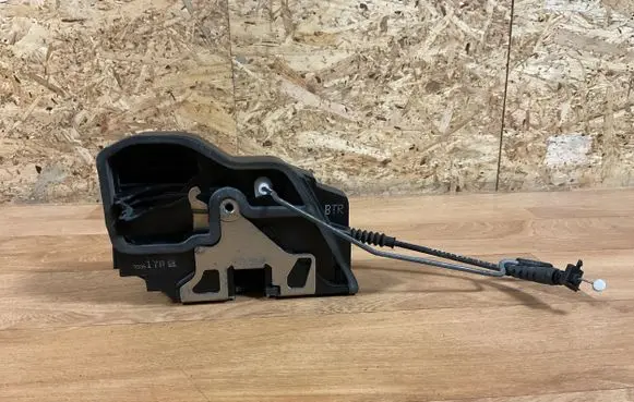 BMW 5 E60 E61 Front door lock 7036170