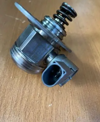 BMW 3 F30 F35 F31 Fuel injection high pressure pump 7584461 13517584461
