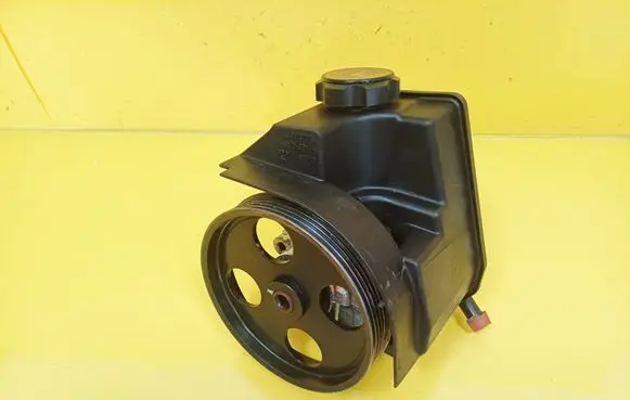 Peugeot 206 Power steering pump 26064217