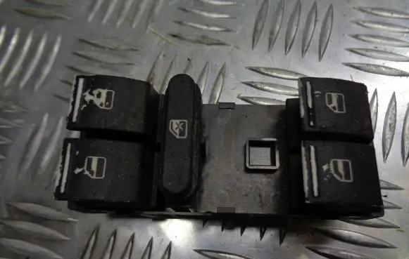Seat Leon (1P) Front door window switch trim 