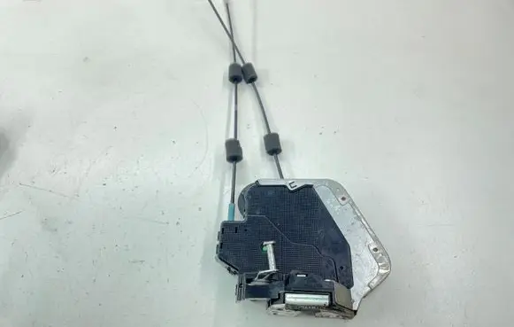 Toyota RAV 4 (XA30) Rear door lock A046693 8B0523