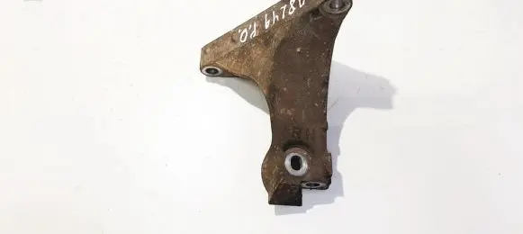 Subaru Legacy Engine mounting bracket