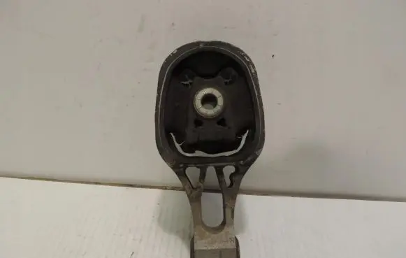 Engine mount vacuum valve